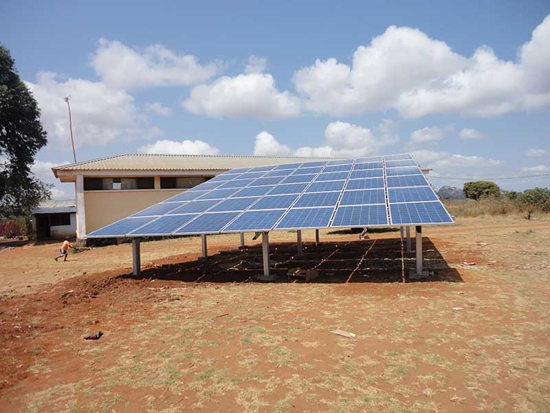 2012年8月，瑞峰在莫桑比克安装的100千瓦离网地面光伏项目